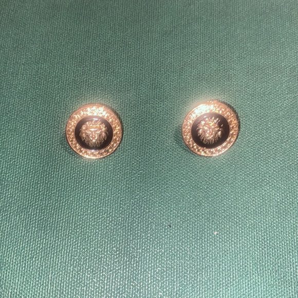 Gold and black lion earrings - Picture 6 of 6